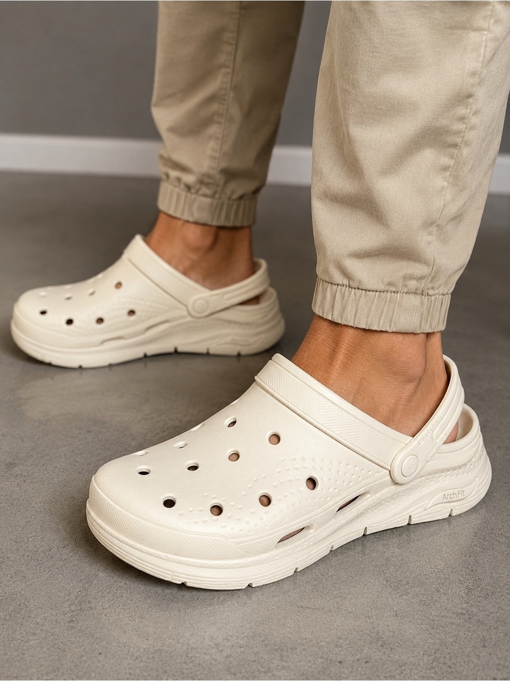 NWT Skechers Foamies Arch Fit Valiant Clogs Cream Men’s Size 9 Machine Washable